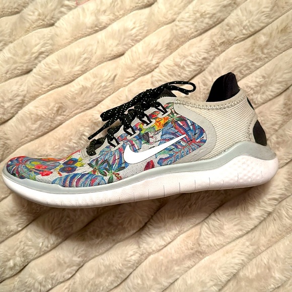 NIKE FREE RN GREY WITH TROPICAL FLORALS - Picture 3 of 6